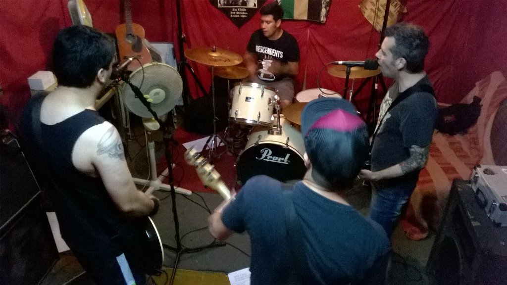 Durango95cl's tweet photo. Preparando el show del jueves 19/01 en #LaBatuta #Durango95 #ensayo #punkrock #rockandroll #bandaschile https://t.co/NYF8UMqNqZ
