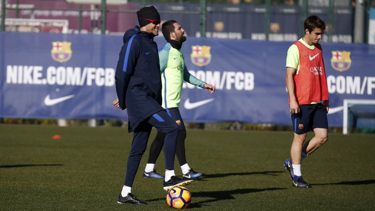 FCBarcelona_cat's tweet photo. 🔊 Luis Enrique: "Guanyar seria un cop d'efecte. Però els meus jugadors són conscients de la dificultat del rival i de l'estadi" #FCBlive https://t.co/wqq6iq1gqO