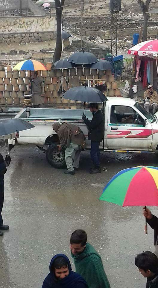 AMuneerPTI's tweet photo. #Changewepromised
At dir lower a driver is changing his vehicle tyre and #Kpk police handling umbrella on his head helping him.
#ThanksPTI https://t.co/SI78sqRGRC