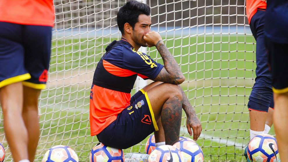 marca's tweet photo. 🚨 Araujo, delantero de Las Palmas, vuelve a dar positivo en un test de alcoholemia horas antes de entrenarse https://t.co/0235FWKHEL https://t.co/6dEvL855I2