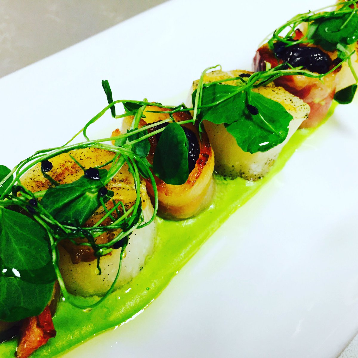 Lawrence_Keogh's tweet photo. Orkney scallops w pea puree &amp; devils on horseback @NewStreetGrill yum ❤🥂 https://t.co/MwVeF7BX84