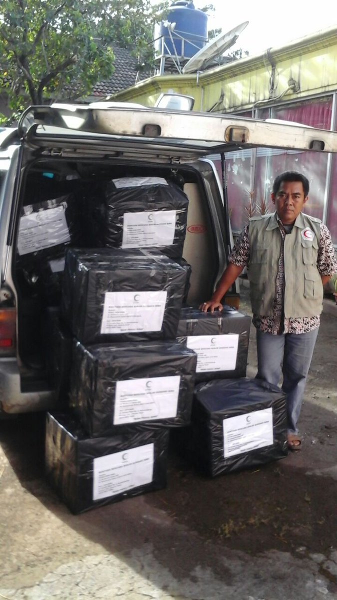 DPN_BSMI's tweet photo. Sekjend BSMI, M. Rudy, menyerahkan bantuan seberat 600kg untuk korban banjir Bima... (1/2)
#BSMIPeduliBima https://t.co/0IwxE7uMGk