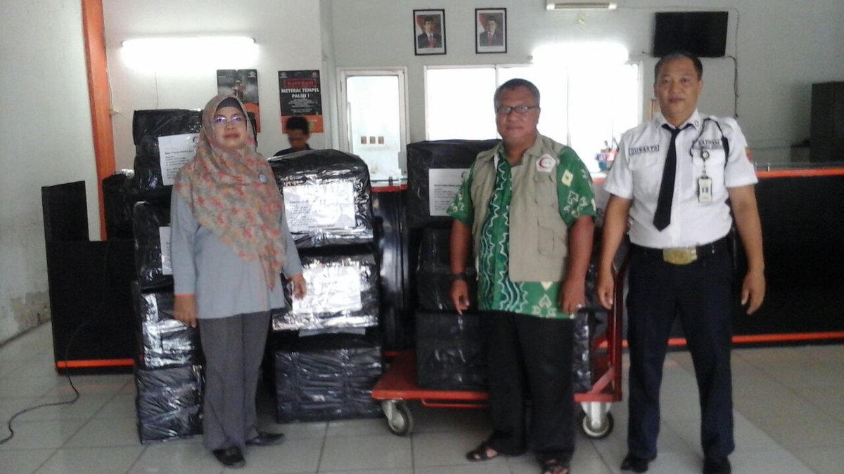 DPN_BSMI's tweet photo. Sekjend BSMI, M. Rudy, menyerahkan bantuan seberat 600kg untuk korban banjir Bima... (1/2)
#BSMIPeduliBima https://t.co/0IwxE7uMGk
