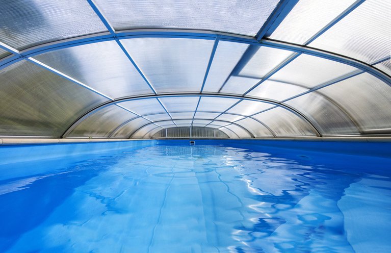 poolaria's tweet photo. Las cubiertas para piscinas ahorran agua y energía todo el año [en inglés] https://t.co/q0zb1mxDgO vía @HaywardPool https://t.co/55egPKYekj