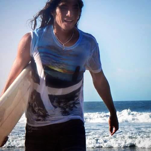 KugaStyle's tweet photo. Moai handpainted #tshirt. #FashionWeek #fashion #fashionblogger #bloggerswanted #paintings #drawing #Clothing #Clothingline #art #ocean #sun https://t.co/guAbAvXalu
