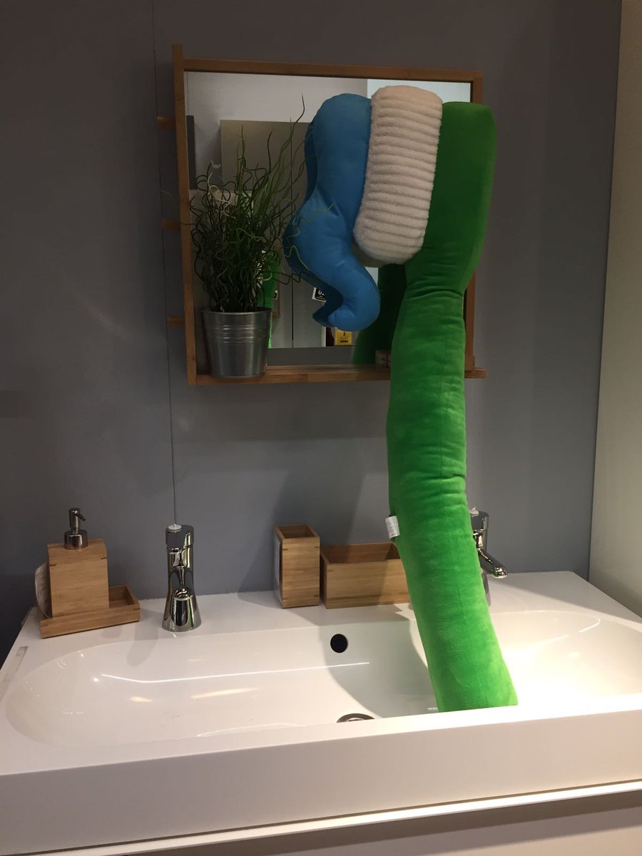 🐾Don't forget to brush your dogs teeth, we know you kiss them ! 💋😬