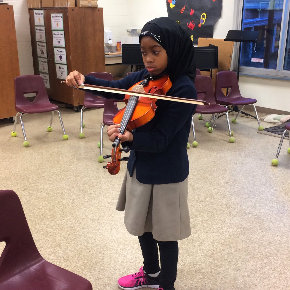 SpeasGlobal's tweet photo. #Violin lessons before school #HookedOnStrings #MusicEd #MusicEdication #ArtsEd #EdChat #MusicTeachers #artseducation @MrBowenMusic https://t.co/x5ZjNSc102