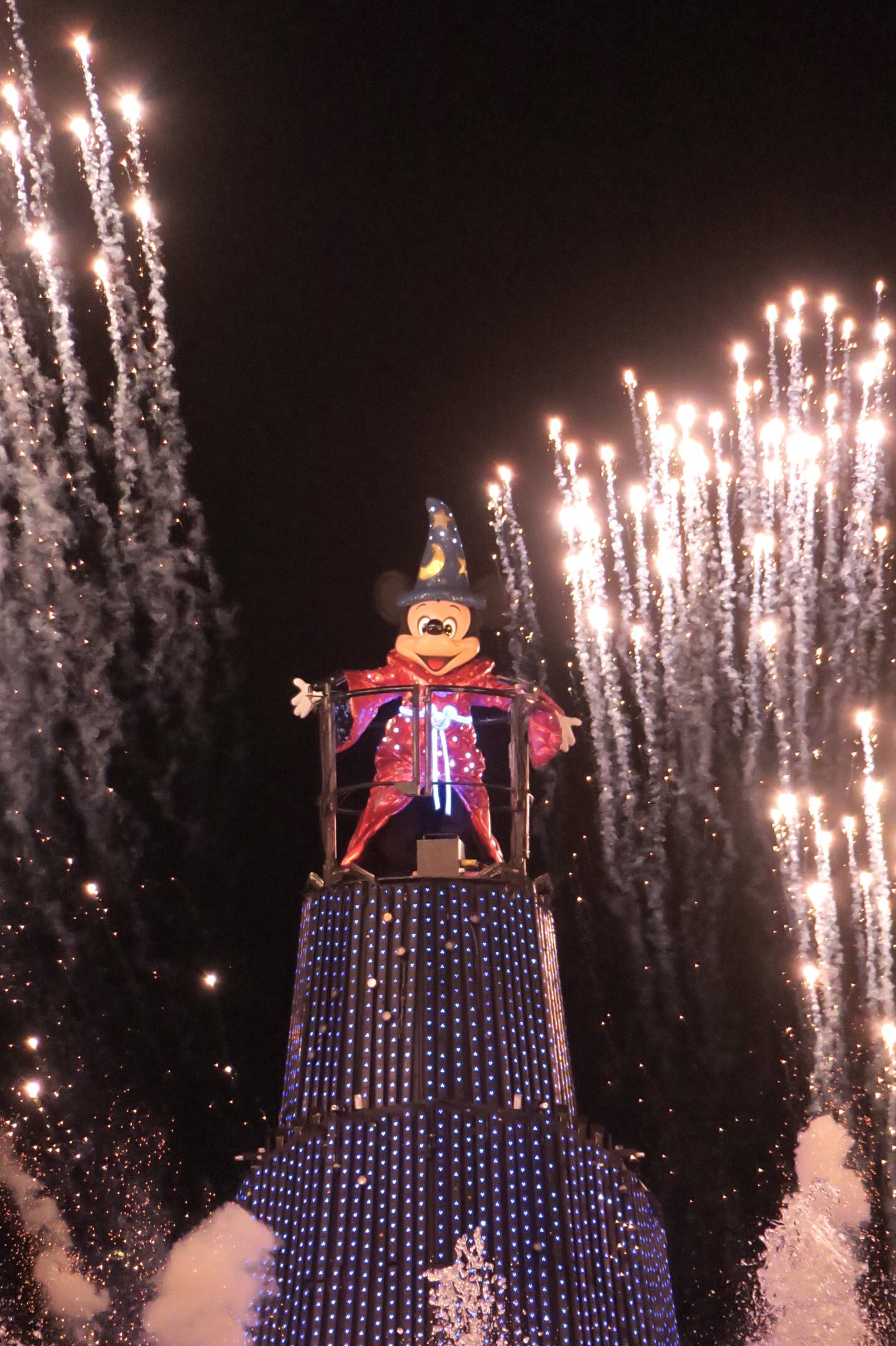 つっちー Dあか 今宵のファンタズミック から パイロがほぼ完璧に上がったから 撮り甲斐があった W 3枚目のスティッチのやつはもうちょっとパイロが上だったらなぁ 4枚目 3キャラ目線拾いに成功 でも プルちゃんじゃなくて小人だけどねw