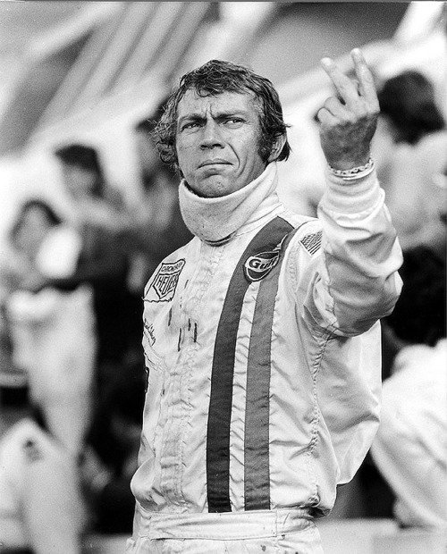 LeMans_Fance's tweet photo. Le salut à deux doigts de #SteveMcQueen dans Le Mans! #coolisback #LeMans #kingofcool https://t.co/D8JvvPWK9M