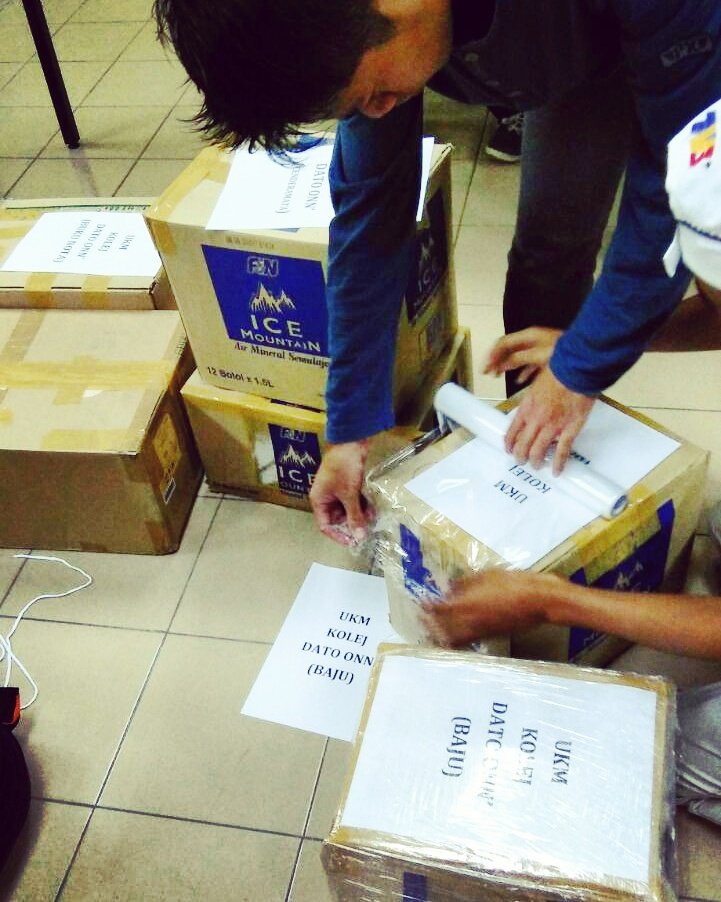 ppbofficials's tweet photo. • PPB UPDATE •

proses melabelkan kotak yang akan dibawa ke Sabah! Apa yg penting? KERJASAMA! 😉 https://t.co/aEkzFvYfa4