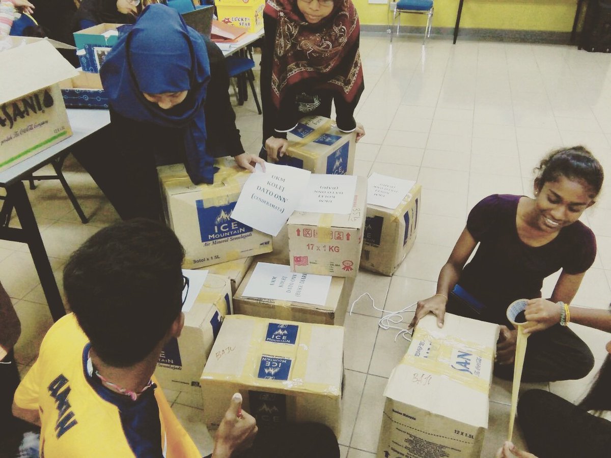 ppbofficials's tweet photo. • PPB UPDATE •

proses melabelkan kotak yang akan dibawa ke Sabah! Apa yg penting? KERJASAMA! 😉 https://t.co/aEkzFvYfa4