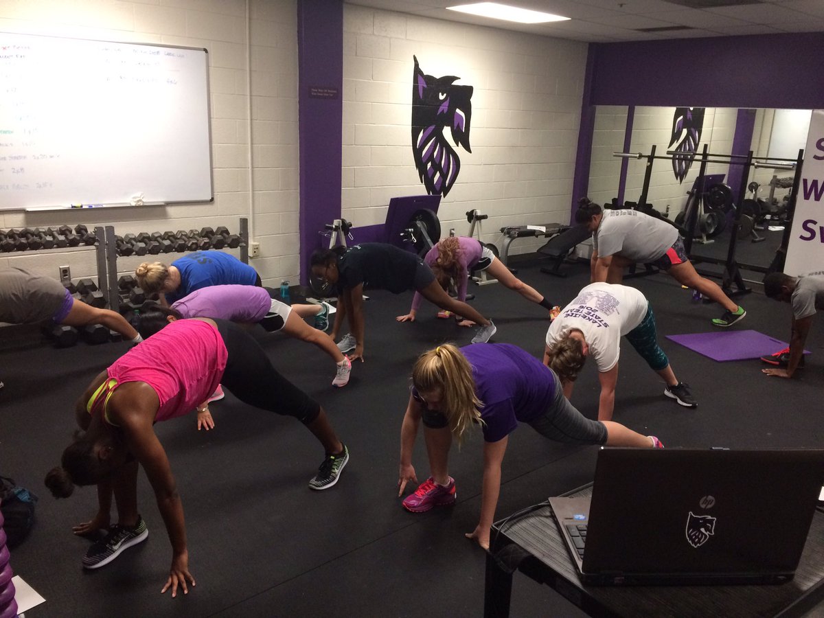 AgnesScottTen's tweet photo. Scottie Tennis finishing their first @shauntfitness Insanity workout! Awesome job ladies! #BewareOfDog #FitTest https://t.co/u0zzHMjqNu
