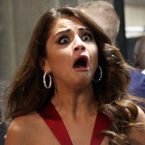 killdnwss's tweet photo. 'amor, posso colocar atras?'
'a nao'
'a por favor vai'
'tá mas só a cabecinha'
#Selenators #BestFanArmy #iHeartAwards https://t.co/tQZMm1dWGJ