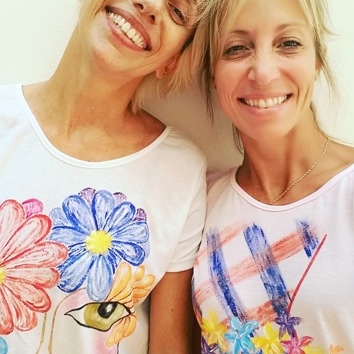 Danielabocassi2's tweet photo. Mi hermana yo y mis remeras pintadas X mi a la venta. Los quierooo https://t.co/ndMNzrFN1p