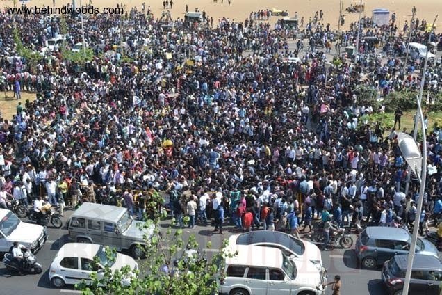 behindwoods's tweet photo. Top angle clicks of the #MarinaProtest!!! 
#Goosebumps #ThaanaaSerndhaKoottam #SaveOurCultureJALLIKATTU 

https://t.co/6BCcsh1Mg1 https://t.co/2RUY6B6gWO