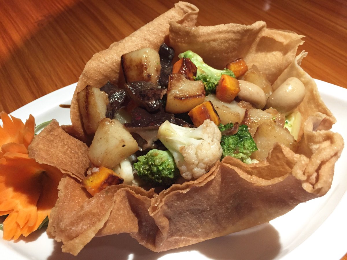 TravelMush's tweet photo. Our #vegan dinner @ShangriLaMactan #TeaOfSpring #Cebu #Philippines #whatveganseat #vegantravel https://t.co/K5tcIIh3jY
