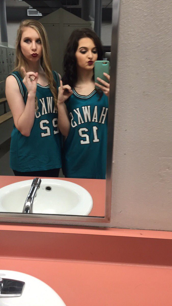 itsmomokarns's tweet photo. Basketball halftime performance w/ my girls 💙👐🏼🏀 #OI2016 https://t.co/NNs3pd34si