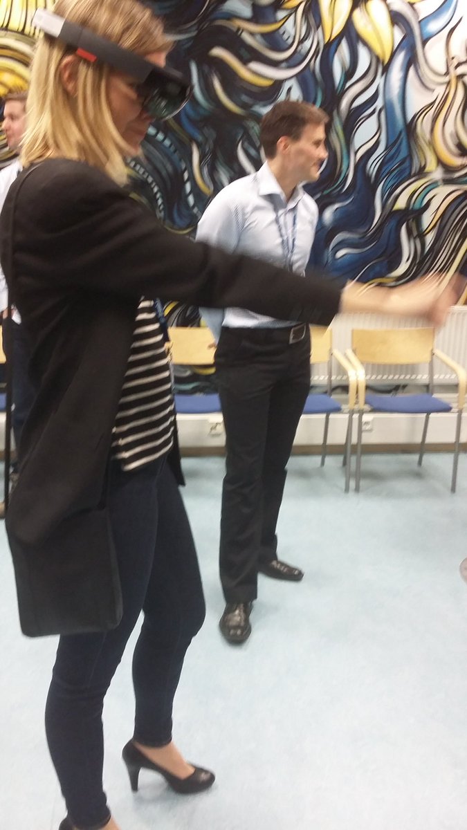 johannapalomak1's tweet photo. #TKP17 #Hololens Ennen ihmeteltiin kadulla itsekseen puhuvia ihmisiä. Nyt pitää alkaa tottua tällaiseen. @TrimbleJulkisha https://t.co/cz5YqBH6Ml