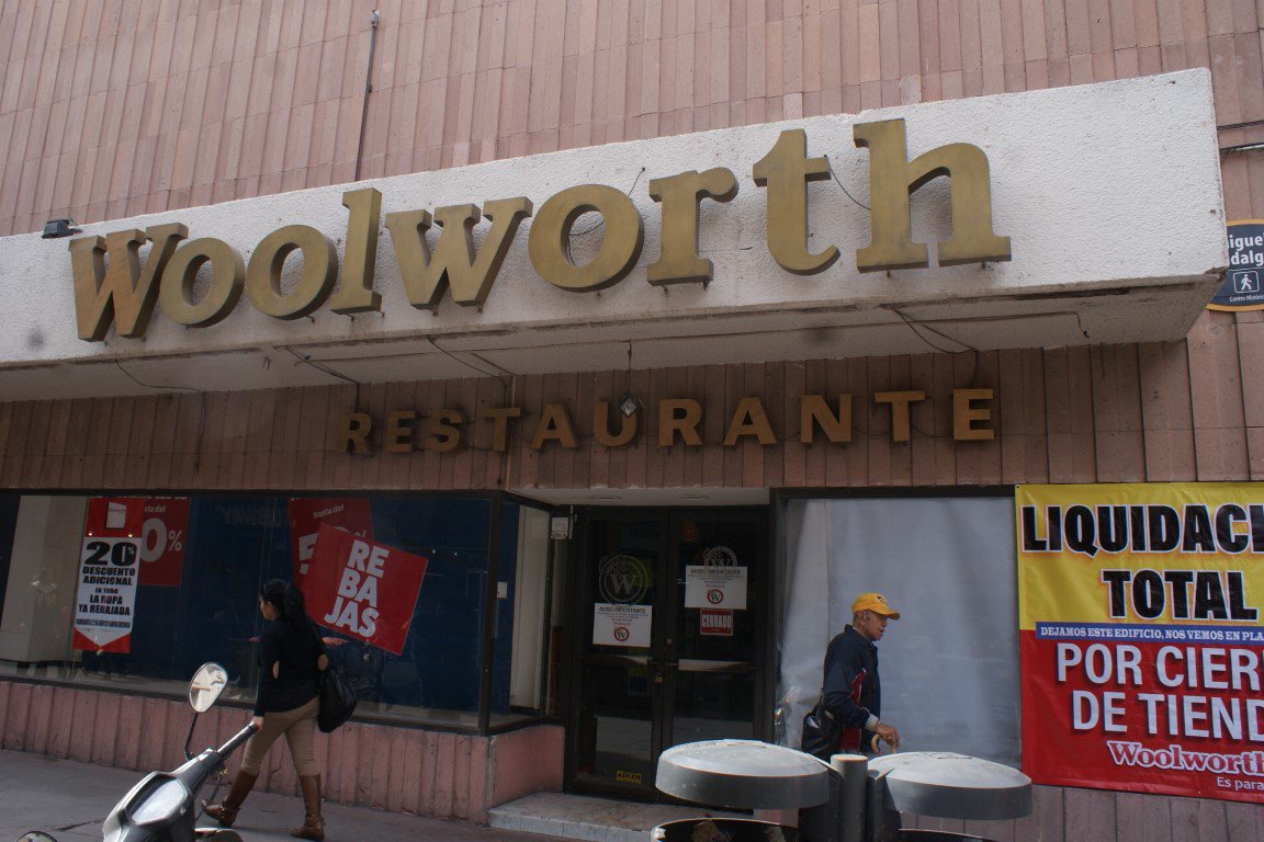 Planoinforma's tweet photo. #SLP Adiós Woolworth; La pionera de las tiendas departamentales dejará su tradicional esquina en la Calle Hidalgo. https://t.co/qtEtiavrdV https://t.co/WjnvpdbE6E
