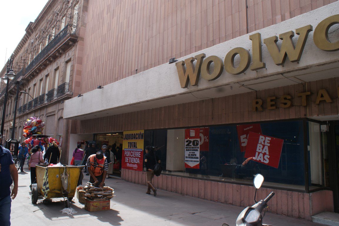 Planoinforma's tweet photo. #SLP Adiós Woolworth; La pionera de las tiendas departamentales dejará su tradicional esquina en la Calle Hidalgo. https://t.co/qtEtiavrdV https://t.co/WjnvpdbE6E