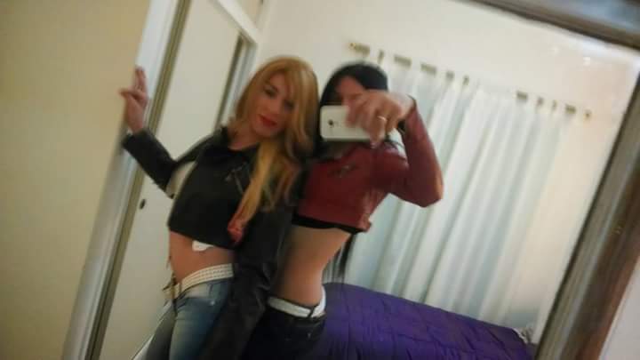 iranalook's tweet photo. rubia 🆚 morocha las hermanas gonzalez juntitas https://t.co/KaGikcYjcK