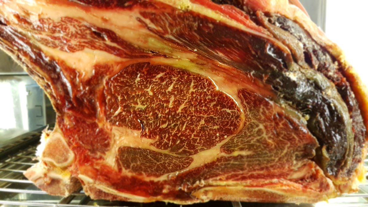 MrTxuleta's tweet photo. Thank you @discarlux @portas1969 @sergioalba80 for this lovely piece of beef x https://t.co/1KbLWK1Vet