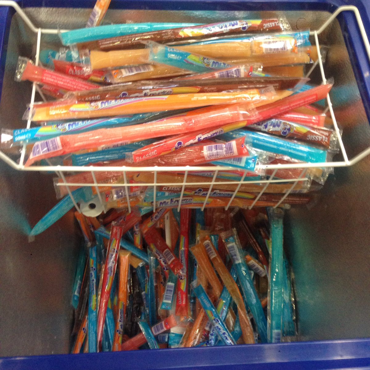 sergent_claire's tweet photo. Pause réconfort de la team #HILDA_DWC 🍭🍦🍬. Merci @MeltEssec #essecDWC https://t.co/f5T6A842KP