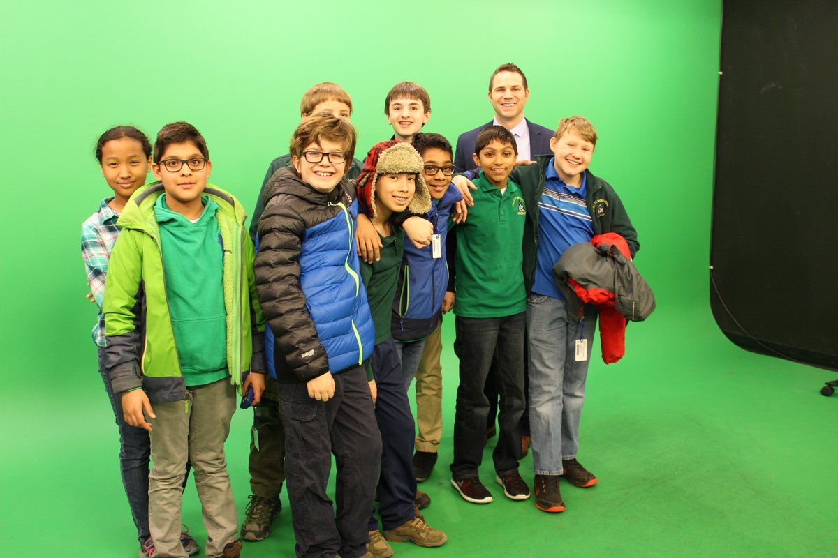 talcottscience's tweet photo. TMA's #WeatherWatchers experimenting with the green screen. Thanks, @DanAmarante for taking us behind-the-scenes! #futureforecasters https://t.co/CNTSHJbVeA