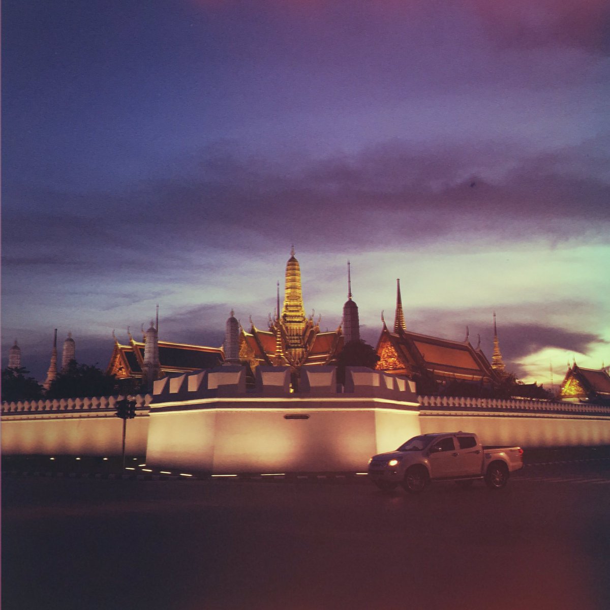 mjwiegand's tweet photo. #GrandPalace at #dusk #Bangkok #thailand #Nebraska #Lead35 https://t.co/XHAaeZCac8