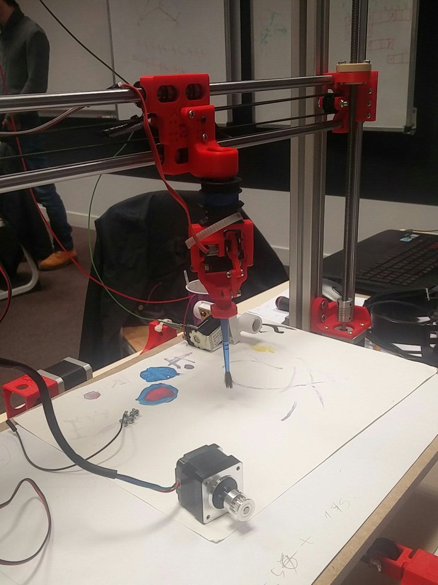 RoboTouch_ECE's tweet image. On a enfin un #pinceau ! Demain on le fait tourner 🍀 !#RobotArt @projetsece