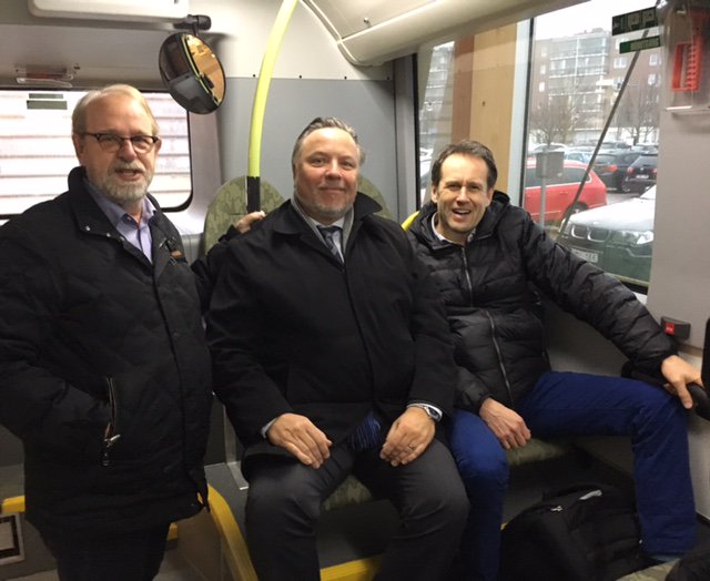 StefanNerpin's tweet photo. Regeringens samordnare @svanteaxelsson @FossilfrittSE provar fördelarna med elhybridbuss & inomhushållplats @VolvoBusGlobal #electricitygot https://t.co/D2dSWEQpPY