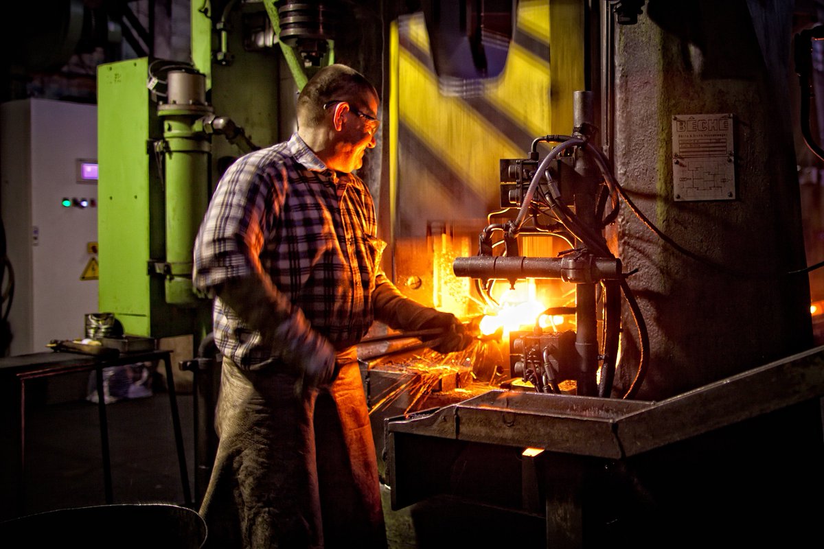 Take a look around Picard's factory from start-finish of hammer production toolsofthetrade.co.uk/shop-by-brand/… … #Picard #Hammer #ToolsForProfessionals