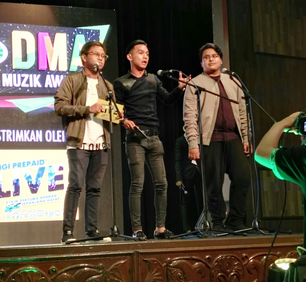 ERAdotje's tweet photo. @LuqmanPodolski @AdibAlexx dan @JaaSuzuran #ERADMA2016 #jomlive #DigiPrepaidLive https://t.co/gaUigjbGIQ