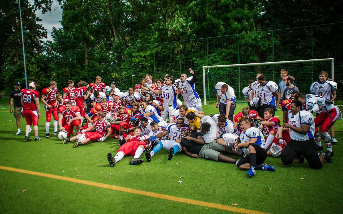UtrDominators's tweet photo. Bedankt @Pro_Respect. #AmericanFootball is overigens altijd #prorespect. Kei hard tijdens wedstrijd, gezellig daarna. https://t.co/gqBkCXa4yk