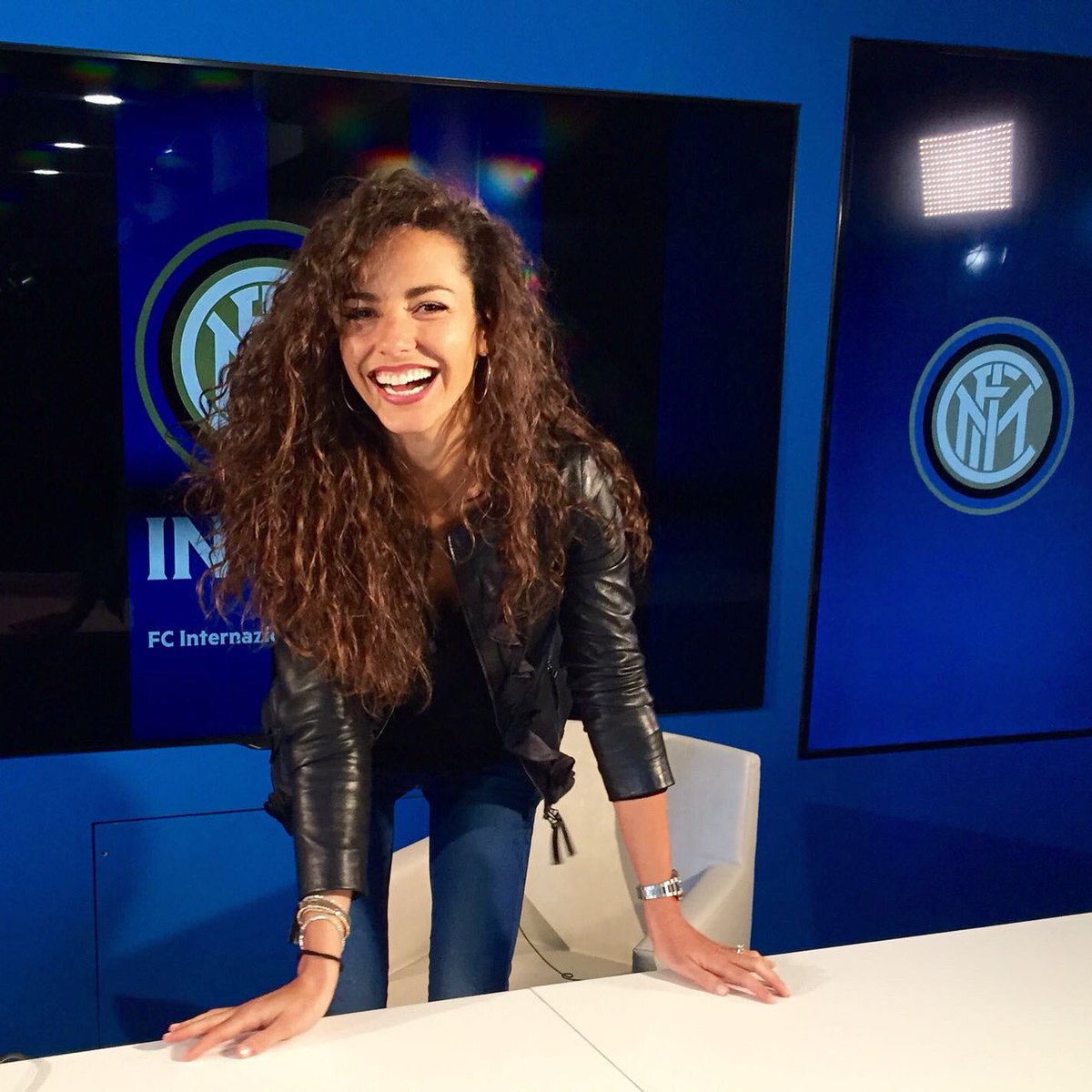 Lbarriales's tweet image. Chi sarà più pazza tra me e l&apos;inter ??? ⚽️💃🏻⚽️ #workandfun #waitingfortheplayer #preinterview  @Inter @SerieA_TIM