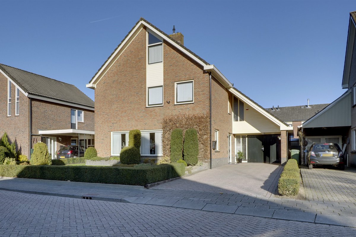 MomJoosteninfo's tweet photo. Deze woning biedt een uitstekende basis voor een groot gezin! Laat u aangenaam verrassen door de fantastische ruimte!https://t.co/lBiyh6k9vH https://t.co/WS7Sgdsnya