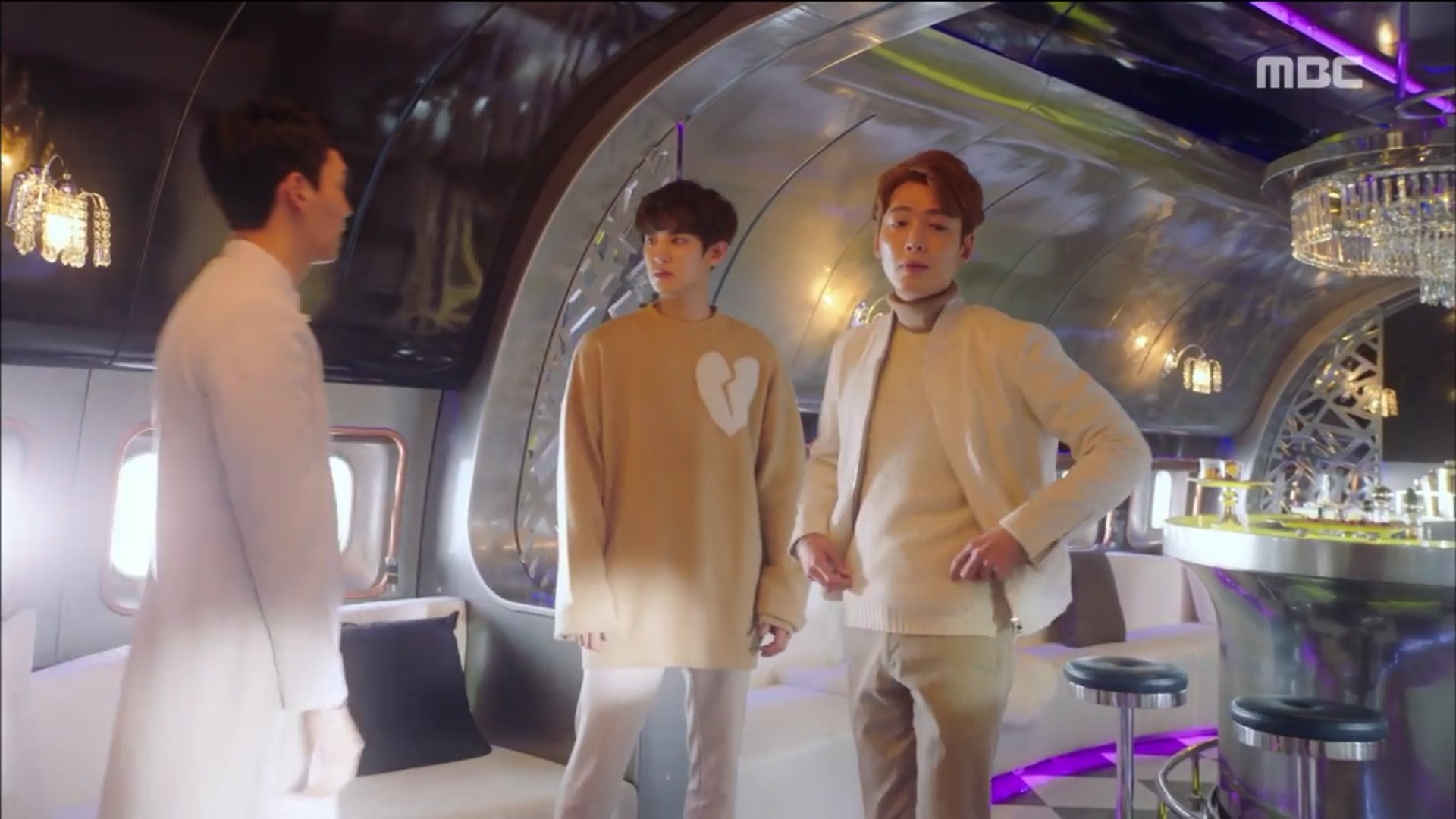 C2dh8laUkAA0K7X.jpg:large