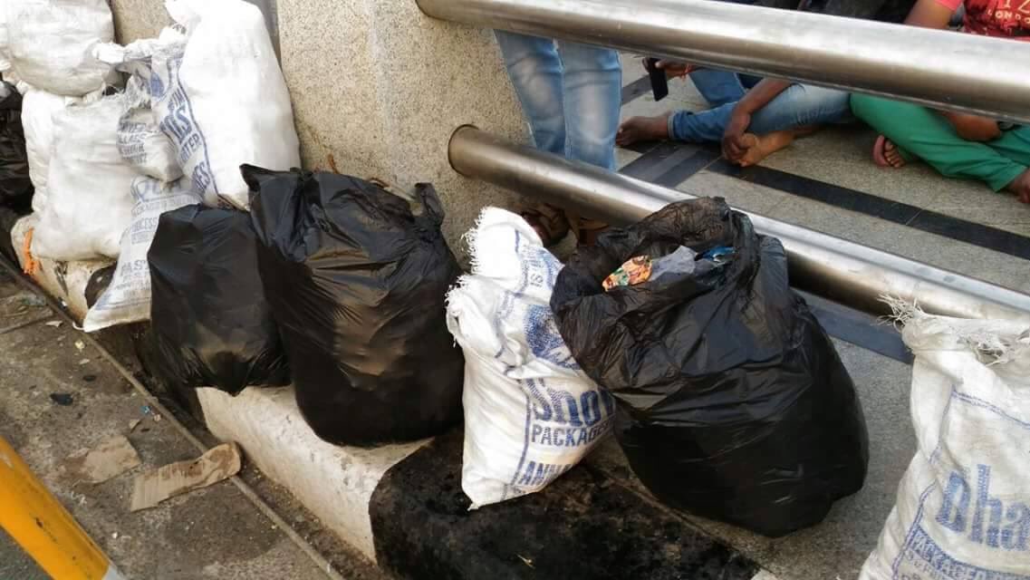 SirJadeja's tweet photo. Look At Maturity Of #Jallikattu Protesters At Marina. Protested So Peacefully, Collected Waste And Garbage.

RT To Support #WeNeedJallikattu https://t.co/UP24NvqKOW