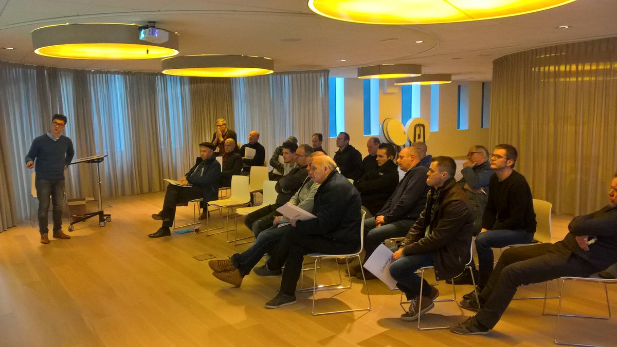 BartGossye's tweet photo. Vandaag infosessie dakdetails @Durabrik voor onze timmerwerk kaphout en dakbedekkers. #mooie opkomst  #sterkbezig #goedvoortoekomst. https://t.co/DgSUsTprBM