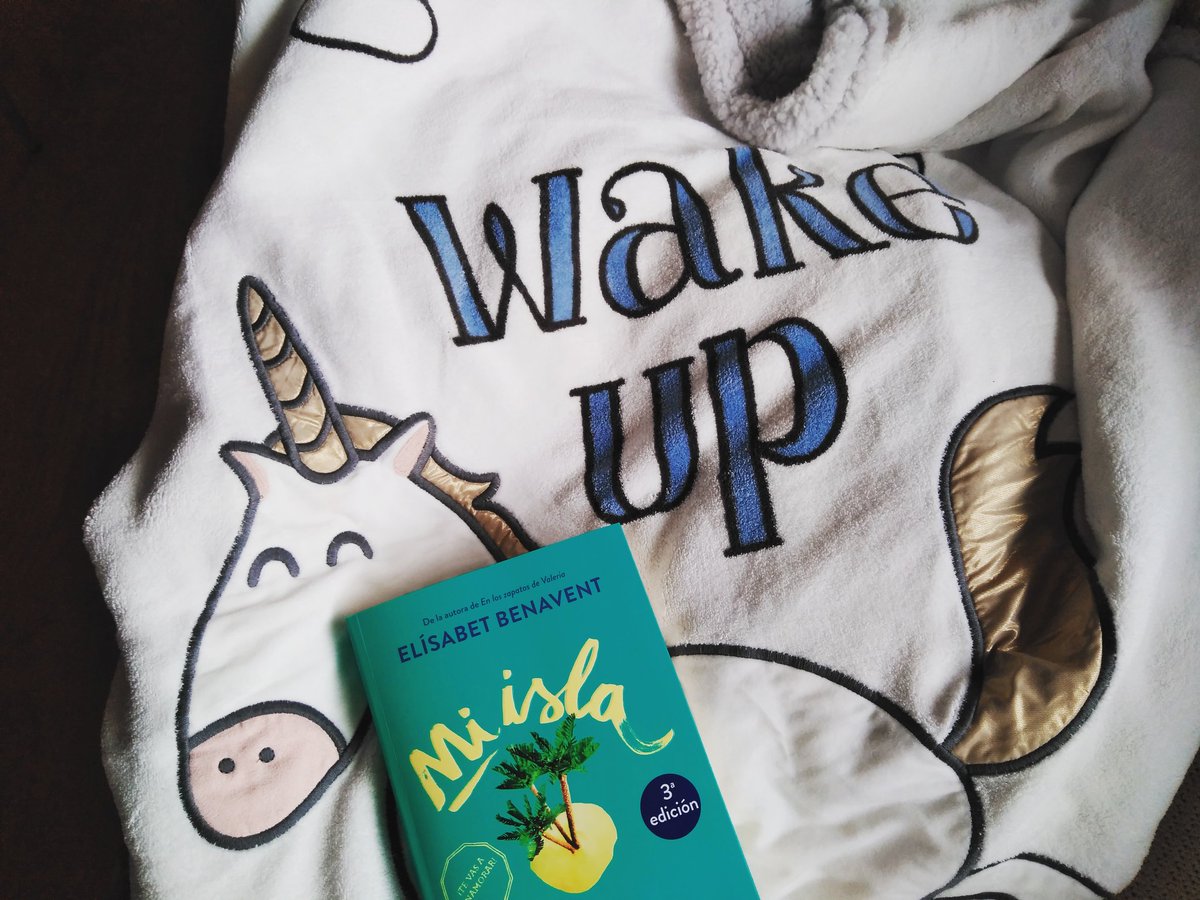 La mejor forma de pasar la ola de frío polar es con la manta de <a href="/mrwonderful_/">Mr. Wonderful</a> y con el libro de <a href="/betacoqueta/">Beta Coqueta</a>  #TardeDeSofaLibroyManta