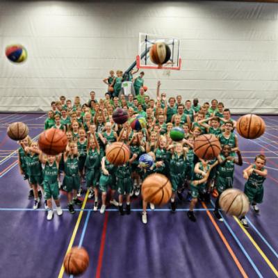 Vier Vriezenveense verenigingen slaan handen ineen en openen gezamenlijk sporthal. Wat kan je hier van leren? goo.gl/3bpPgX