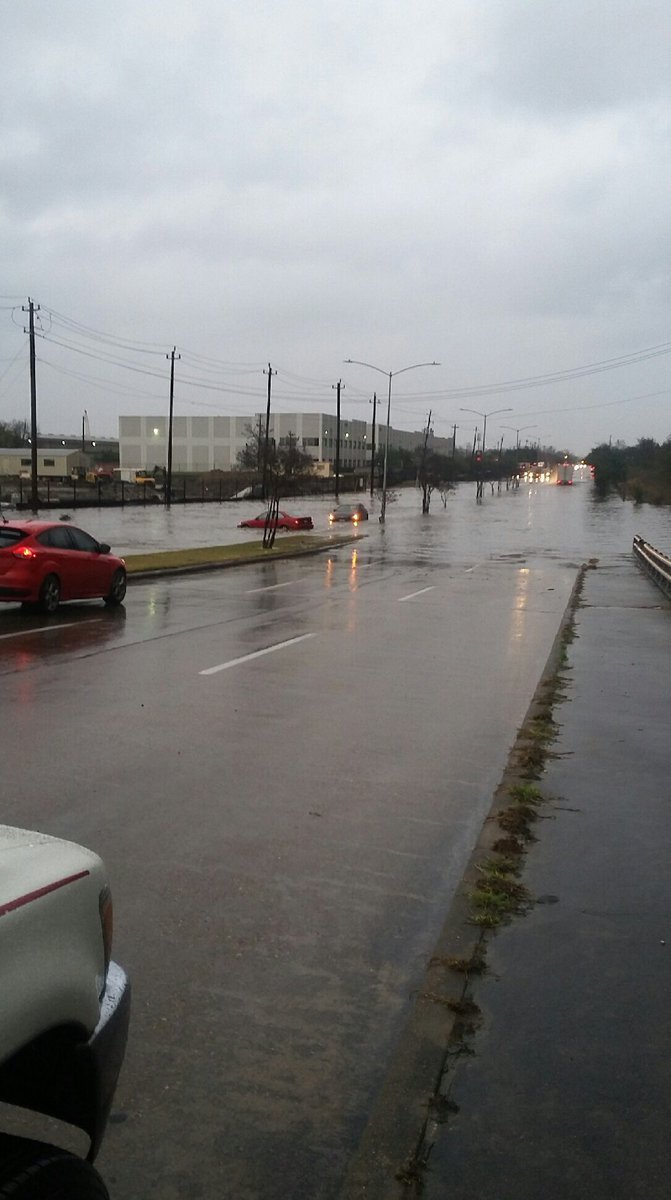 lkeaglin's tweet photo. Homestead and Kelly underwater #houstonflood #HISD https://t.co/4n6hInNgBT