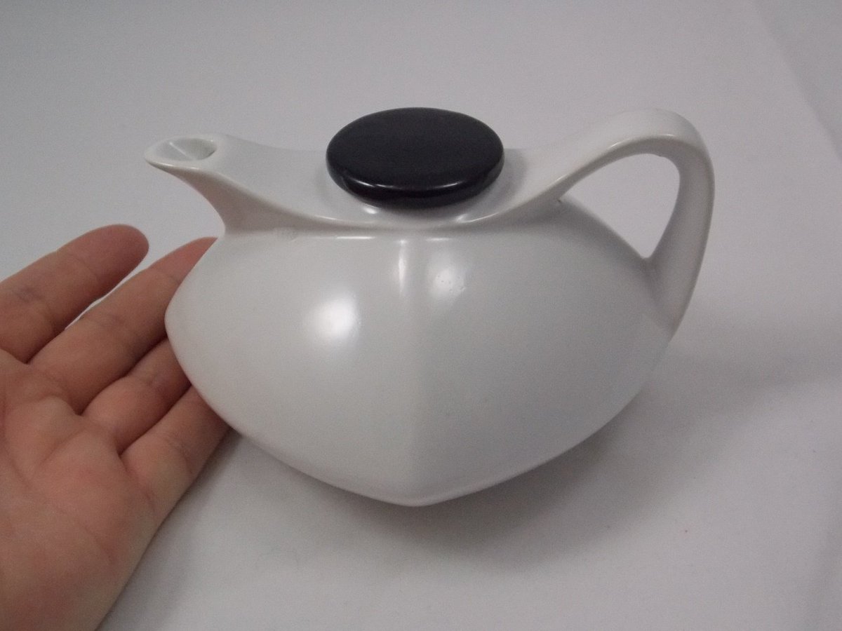 PurpleVVintage's tweet photo. #cubistic #teapot #vintage from #England #tea #tealover #teadrinker #drinktea https://t.co/RDjTEyKY99 #pht16 #pht17 @VestiesTeam @EtsyHourUK https://t.co/Fhqtot4vuz