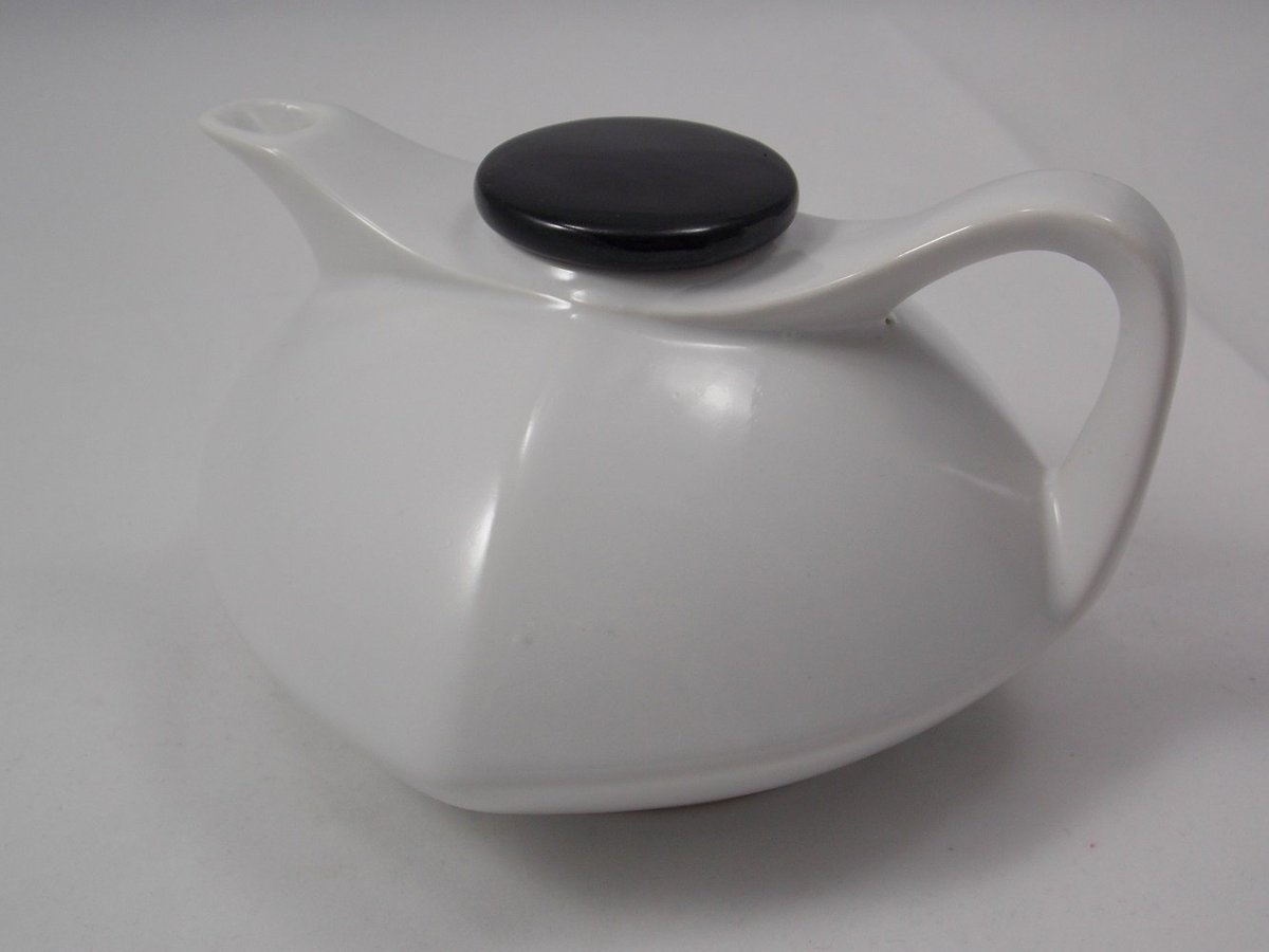 PurpleVVintage's tweet photo. #cubistic #teapot #vintage from #England #tea #tealover #teadrinker #drinktea https://t.co/RDjTEyKY99 #pht16 #pht17 @VestiesTeam @EtsyHourUK https://t.co/Fhqtot4vuz
