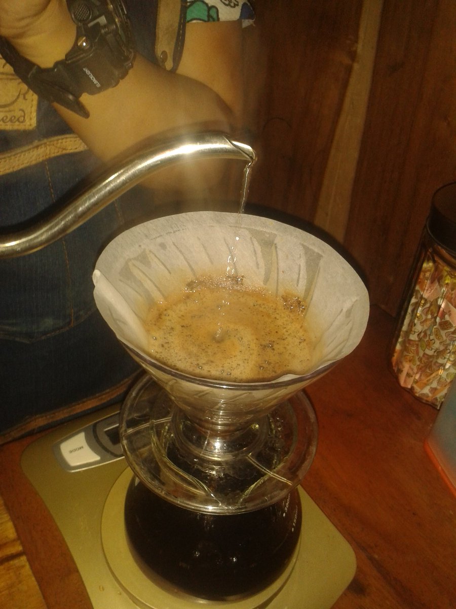 CoffeOmeed's tweet photo. Pour over https://t.co/DYgf9jI6rG