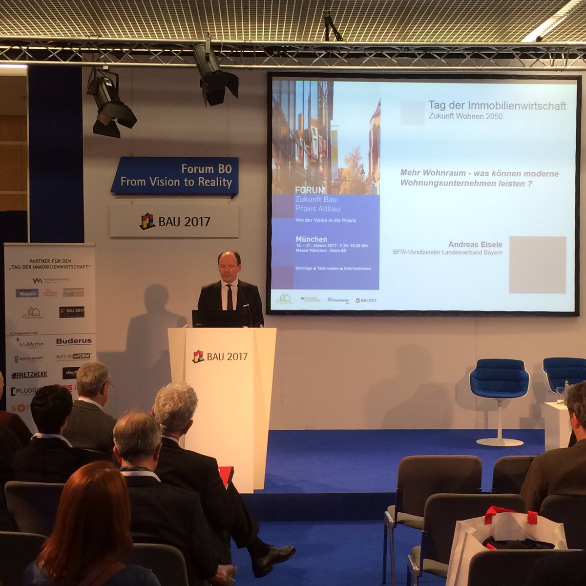immoclick24's tweet photo. Beim Tag d. Immobilienwirtschaft auf der #BAU2017 spricht nun Andreas Eisele vom BFW-Bayern - Forum B0 der @BAU_Muenchen https://t.co/2gfrofL9A5