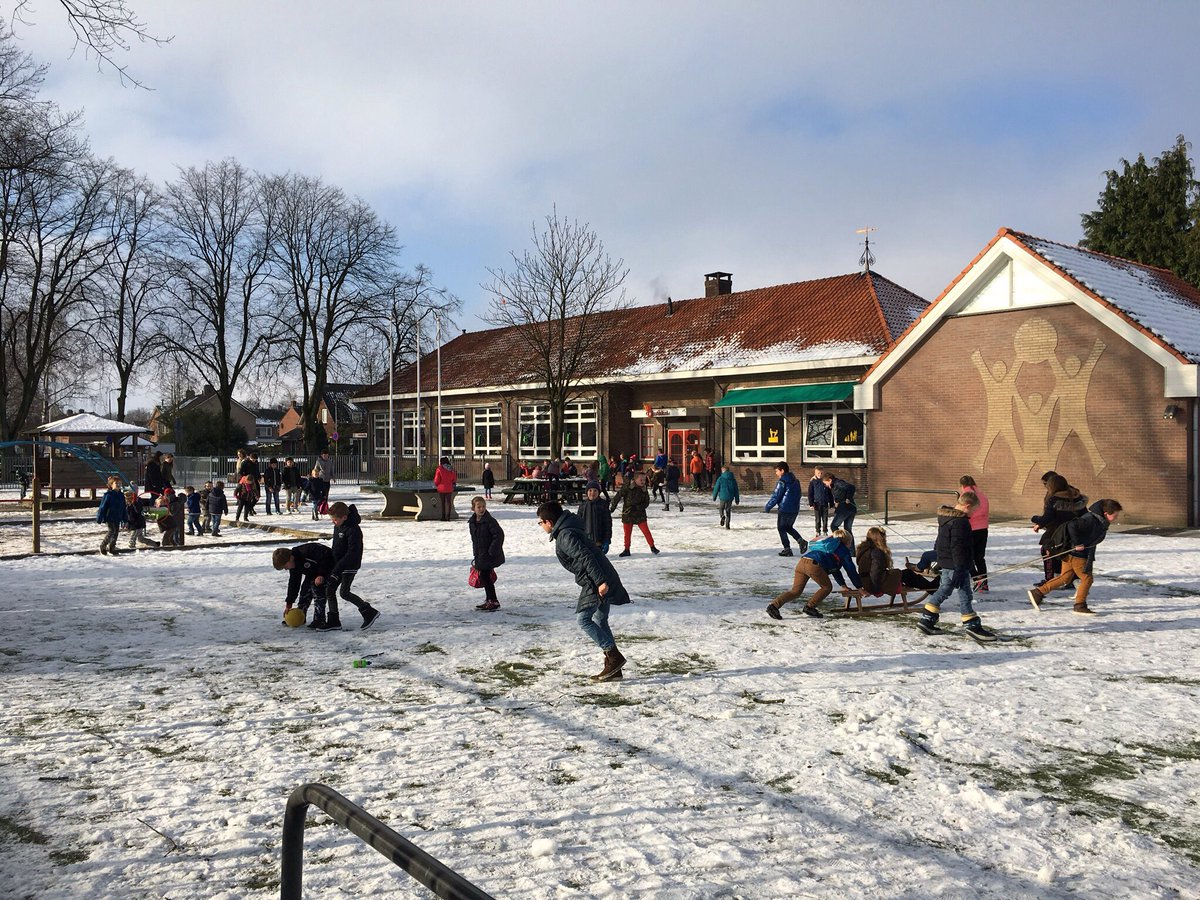 Heerlijk op het schoolplein! Er zijn zelfs ijsverkopers 😊