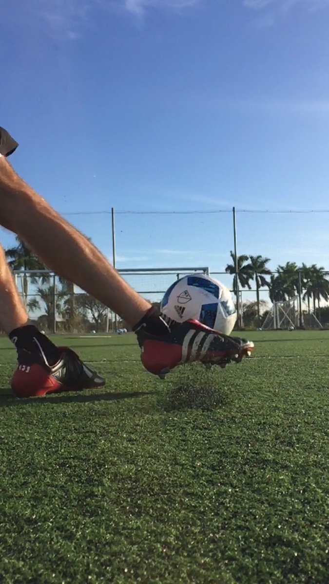 NicolasEdwards1's tweet photo. Perfect weather, perfect boots. #mania #predator #adidaspredatormania https://t.co/mjoxczbHj0