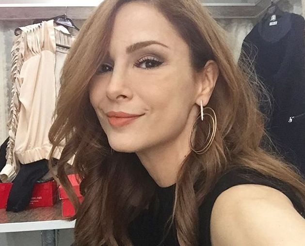 Mega's tweet photo. ¡Hermosa! Actriz que interpretó a ENDER en #Medcezir reaparece con look "hipster" 👉 https://t.co/1qKgHLMZLZ https://t.co/ZRxghwQDBp