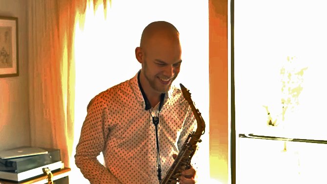 vpronms's tweet photo. In het tweede uur van @vpronms bespreken we de serie 'Please Like Me', en is saxofonist/componist @mhogenhuis (foto) te gast. https://t.co/JHPOeJVaKy